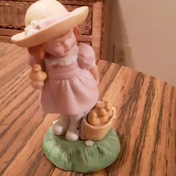 🌸EASTER VINTAGE AVON LITTLE GIRL STATUE🐥🐇 - Picture 1 of 2